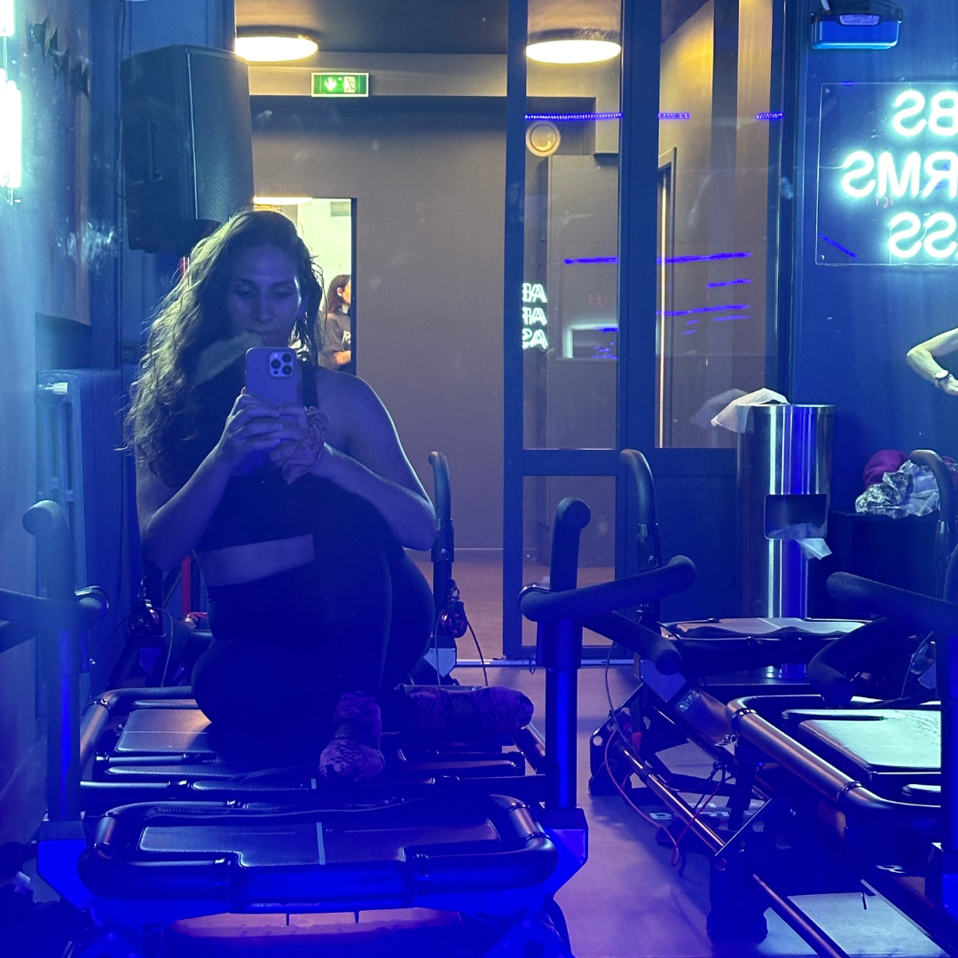 Femme sur un megaformer en pleine séance de Lagree Fitness